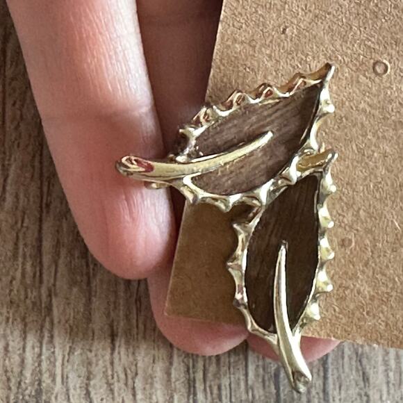 BOGO FREE Sara cov tree leaf clip on 70’s earrings - Picture 5 of 6